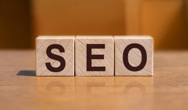 Ahşap arka planda tahta küplerle ilgili SEO metni