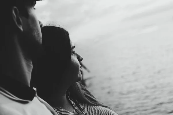 Foto Blanco Negro Una Joven Pareja Enamorada Abrazándose Mirando Románticamente — Foto de Stock