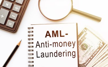 Hesap makinesi, büyüteç, dolar ve kalem ile para aklama karşıtı (AML) sözcükler içeren defter
