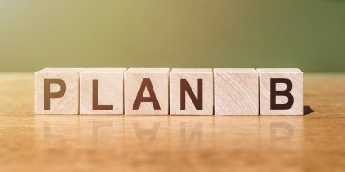 Plan B metni ahşap masadaki tahta küplere yazılmış. birincil plan konsepti