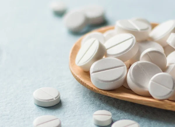 Weiße Tabletten Großaufnahme Tabletten Kochlöffel Auf Blauem Tisch Medizin Und — Stockfoto