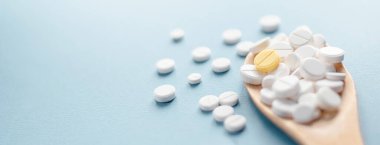 Beyaz tabletler ve mavi arkaplanda bir sarı