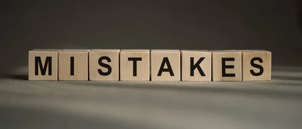 Foute Woorden Geschreven Een Houten Blok Beslissing Tekst Een Houten — Stockfoto