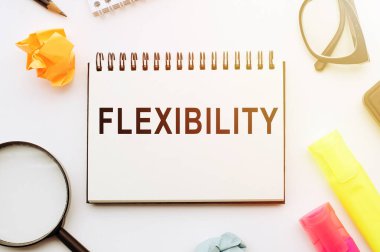 Ofis masasındaki beyaz defterdeki metin esnekliği. İş konsepti.