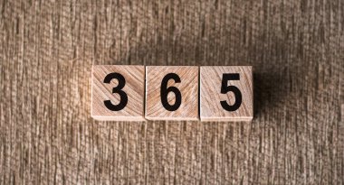 Tahta harfleri engelliyor. Kelimeyi ve 365 günü heceliyor.
