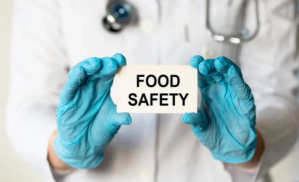 Γιατρός Κρατώντας Μια Κάρτα Κείμενο Ασφάλεια Τροφίμων Ιατρική Έννοια — Φωτογραφία Αρχείου