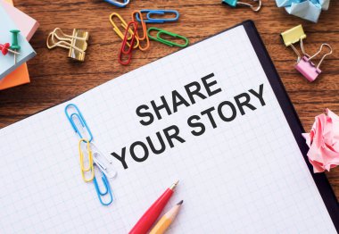 İş konsepti - Üst görünüm not defteri yazımı Hikayenizi Paylaşın