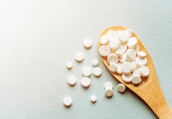 Weiße Tabletten Großaufnahme Tabletten Kochlöffel Auf Blauem Tisch Medizin Und — Stockfoto