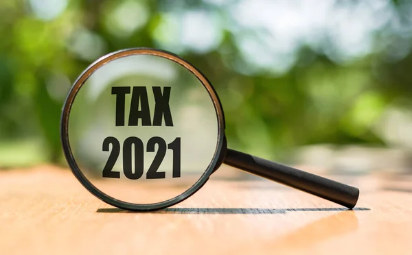 돋보기에는 Tax 2021 이라는 단어가 사업과 — 스톡 사진