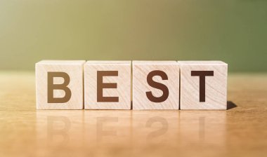 Tahta masadaki tahta bloklara yazılmış en iyi kelime. Tasarımınız için kavram