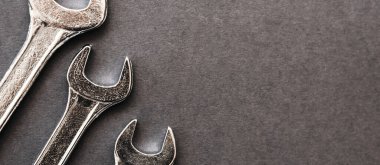 Spanners. Üç anahtar var. Gri arka plan. Gri arka planda farklı boyutlarda anahtarlar. Kopyalama alanı olan üst görünüm.