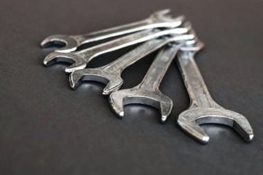 Gri masada araba tamiri için kombinasyon anahtarı.