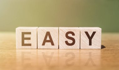 Yeşil arka planı olan tahta küplere yazılmış kolay bir kelime