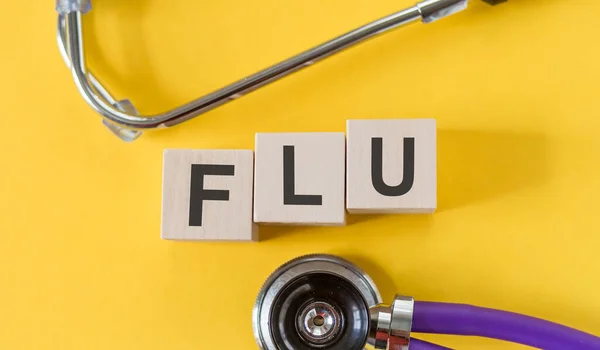 Flu Palabra Está Escrita Cubos Madera Que Encuentran Fondo Médico — Foto de Stock