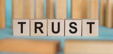 Ahşap bloklar ve mavi masada güven