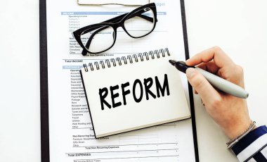 Belgelerin arka planında metin REFormu olan beyaz kağıt