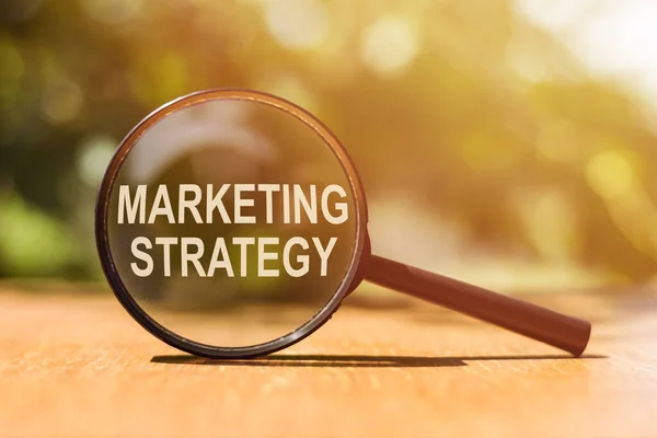 Lupa Con Texto Estrategia Marketing Sobre Mesa Madera —  Fotos de Stock