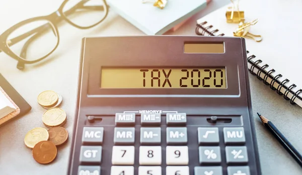 Tax 2020 이라는 단어가 계산기에 있습니다 사업과 — 스톡 사진