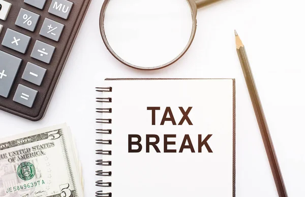 Wyrażenie Tax Break Notatniku Kalkulatorem Lupą Pieniędzmi Tłem Pióra Białym — Zdjęcie stockowe