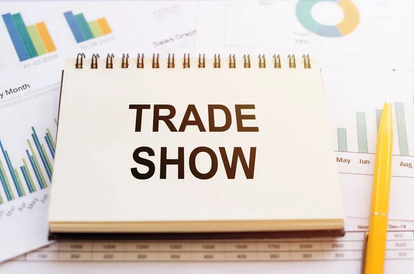 Trade Show Palabra Escrita Cuaderno Sobre Gráficos Financieros — Foto de Stock