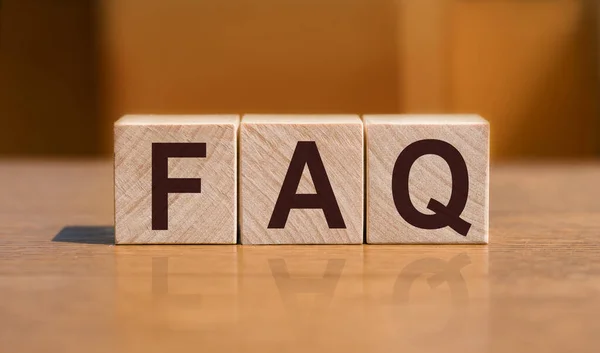 Faq Sinal Feito Cubos Madeira Uma Mesa — Fotografia de Stock