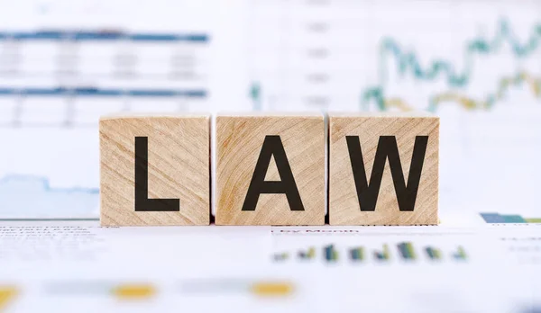 財務グラフやチャートからの背景にある木製のブロックに関する法律 法と正義 合法性の概念 — ストック写真