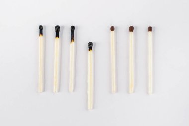 Kibrit çöpleri yanar, bir parça yangının yayılmasını engeller - koronavirüsün yayılmasını nasıl durduracağının konsepti: evde kalın. Düz yatıyordu. Kapat.