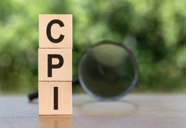 Masasında büyüteç olan tahta küplere 