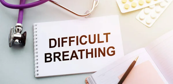 不同的呼吸是写在医疗桌上的笔记本上的症状 显示呼吸道疾病症状的概念 — 图库照片