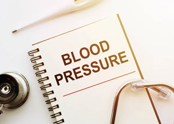手写体血压计和血压计 健康概念背景 — 图库照片