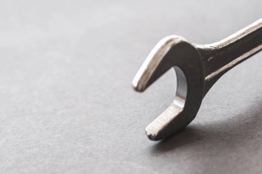 Açık uçlu anahtar gri arkaplan, teknoloji ve servis kavramı