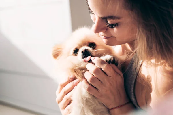 Mladá Dívka Drží Náručí Její Krásný Šťastný Pes Dívá Něj — Stock fotografie