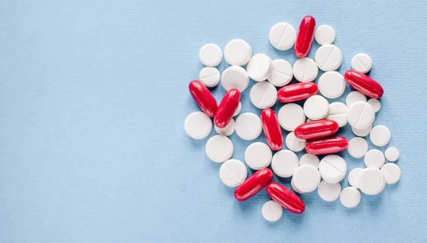 Apothekenthema Weiße Und Rote Medikamententabletten Antibiotika Pillen Auf Blauem Medizinhintergrund — Stockfoto