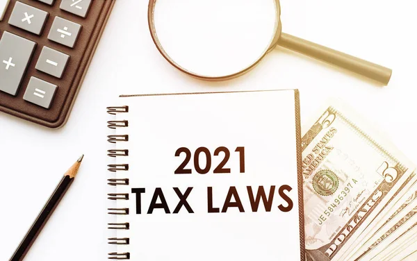 Tax Laws 2021 이라는 단어가 쓰여져 있습니다 — 스톡 사진
