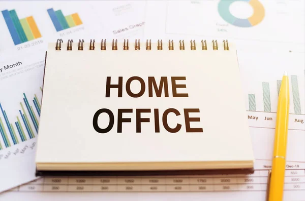 Home Office Escrito Bloco Notas Contexto Gráficos Financeiros Ficar Casa — Fotografia de Stock