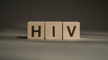 Tahta blok HIV kelimesini oluşturuyor. Tıbbi konsept.