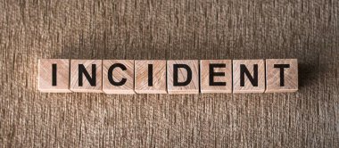 Kahverengi dokudaki yapı taşlarından oluşan olay kelimesi