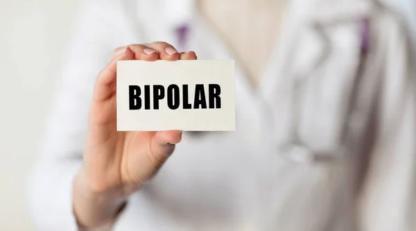 Bipolär Läkaren Har Ett Kort Med Texten Som Betyder Bipolär — Stockfoto