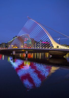 Dublin, İrlanda - 1 Ocak 2019: Samuel Beckett köprüsüyle Dublin (arka plan Convention Center, uzun pozlama)