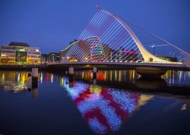 Dublin, İrlanda - 1 Ocak 2019: Samuel Beckett köprüsüyle Dublin (arka plan Convention Center, uzun pozlama)