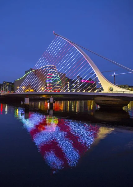 Dublin, İrlanda - 1 Ocak 2019: Samuel Beckett köprüsüyle Dublin (arka plan Convention Center, uzun pozlama)