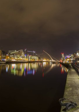 Dublin, İrlanda - 2 Ocak 2019: Quays Samuel Beckett Köprüsü ve Kongre Merkezi Dublin, uzun pozlama