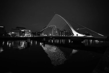Dublin, İrlanda - 1 Ocak 2019: Samuel Beckett köprüsüyle Dublin (arka plan Convention Center, uzun pozlama)