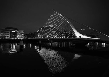 Dublin, İrlanda - 1 Ocak 2019: Samuel Beckett köprüsüyle Dublin (arka plan Convention Center, uzun pozlama)