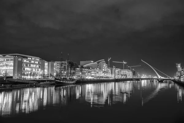 爱尔兰都柏林 2019年1月2日 在都柏林的码头长期曝光 塞缪尔 贝凯特大桥和会议中心 — 图库照片