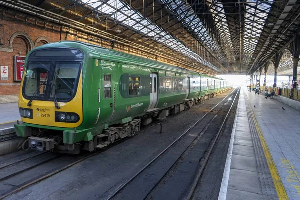 Dart Connolly Tren İstasyonunda Bekliyor