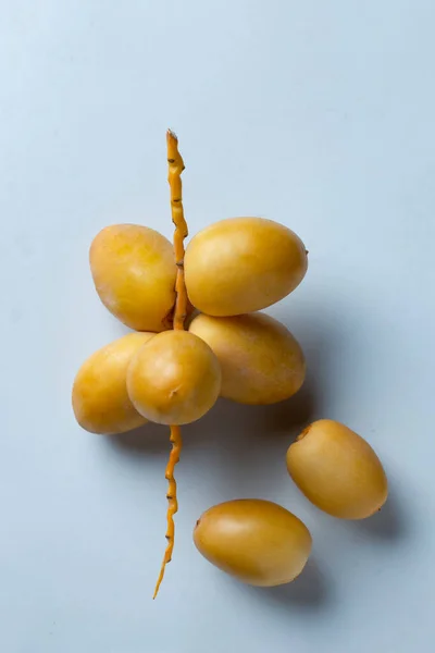 白色背景下的黄色鲜枣果实分离 — 图库照片