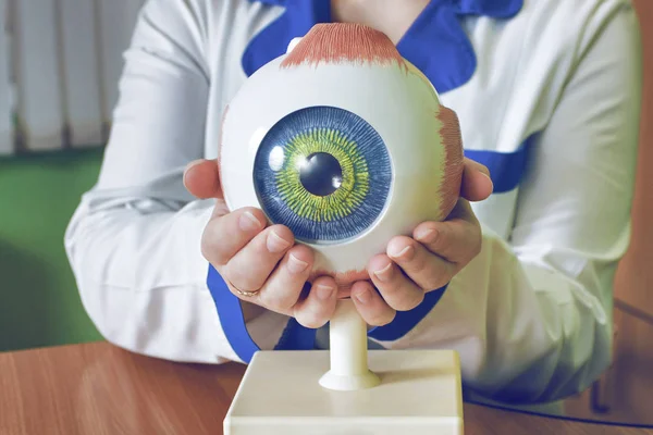 Vérification de la vue dans une clinique du futur — Photo