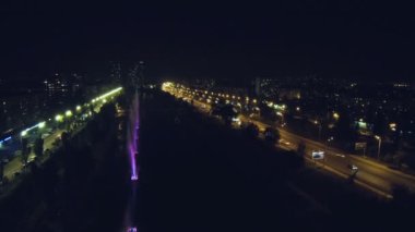 Gece uçuşu bir quadrupter üzerinde şarkı, müzik çeşmeler ile.