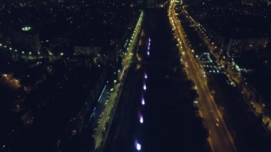 Gece uçuşu bir quadrupter üzerinde şarkı, müzik çeşmeler ile.